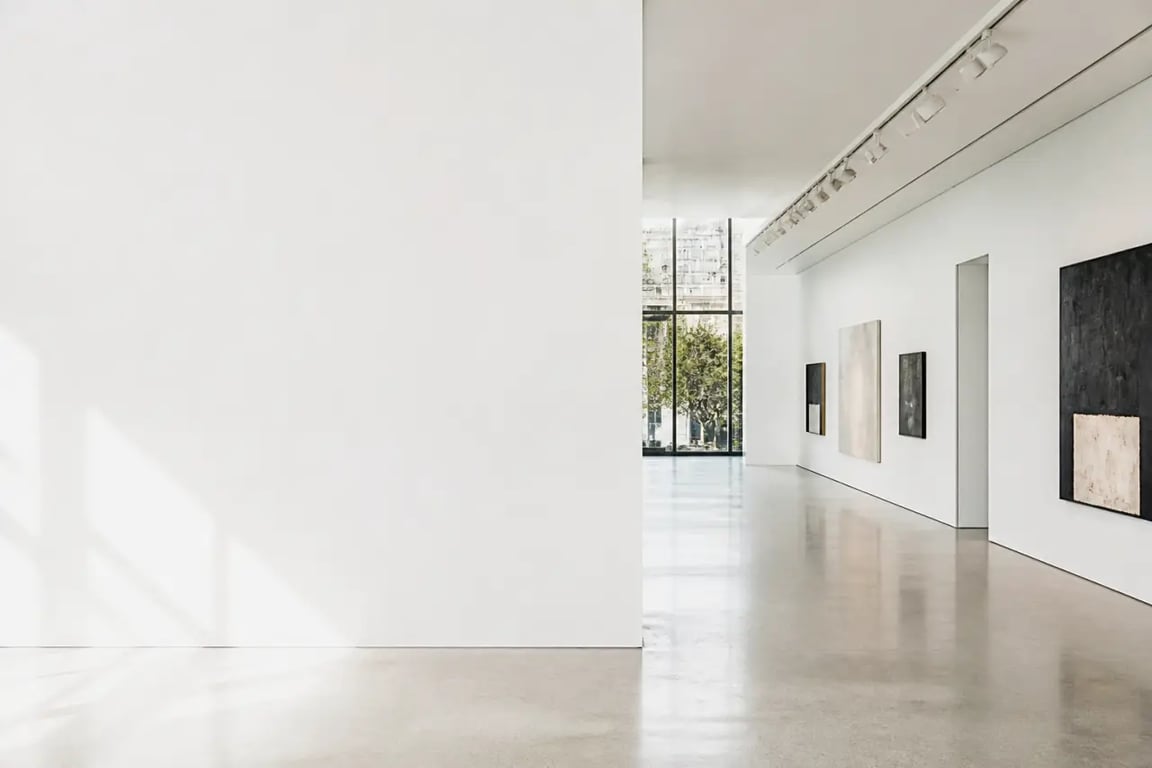 La source art galerie à La Teste de Buch dans un espace d’exposition municipal lumineux